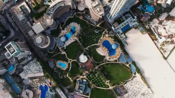Vista superior da cidade de Dubai. Drone aéreo sobrevoa arranha-céus e praia da Marina do Dubai — Vídeo de Stock