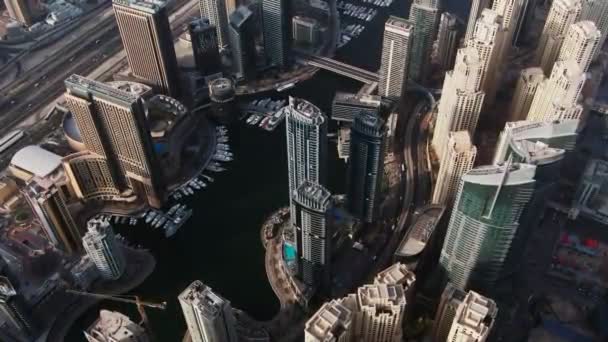 Légi kilátás Dubai Marina felhőkarcolók és jachtok a mólón a napsütéses napon — Stock videók