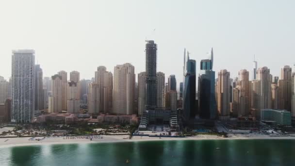 Ψηλά ουρανοξύστες στο κέντρο του Ντουμπάι. Θέα από το drone — Αρχείο Βίντεο