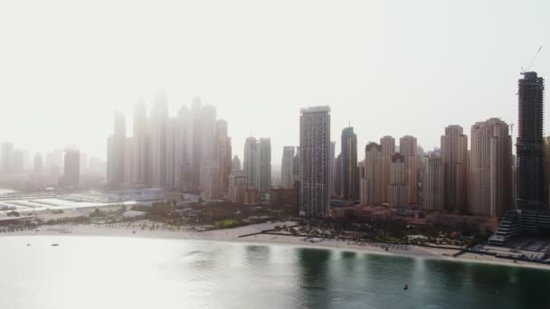 Magas felhőkarcolók Dubai központjában. Kilátás a drónról — Stock videók