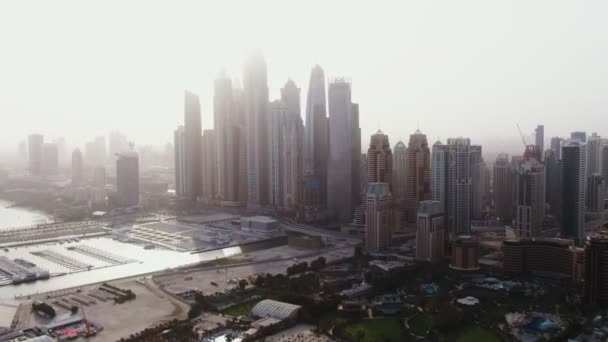 Rascacielos altos en el centro de Dubai. Vista desde el dron — Vídeo de stock