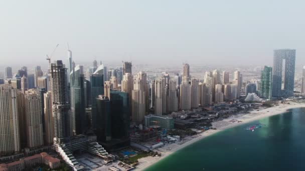 Panning verticale da un quadricottero. Foto aerea di spiagge e grattacieli, Dubai. — Video Stock