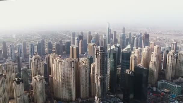 Dubai 'nin merkezindeki yüksek gökdelenler. İnsansız hava aracından görüntüle — Stok video