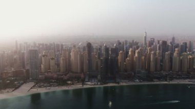 Dubai 'nin merkezindeki yüksek gökdelenler. İnsansız hava aracından görüntüle