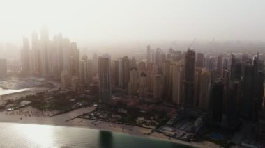 Bir kuadkopterden dikey tarama. Sahillerin ve gökdelenlerin hava görüntüleri, Dubai.