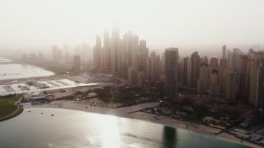 Bir kuadkopterden dikey tarama. Sahillerin ve gökdelenlerin hava görüntüleri, Dubai.