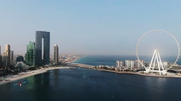 Вертикальное панорамирование с квадрокоптера. Аэросъемка пляжа и небоскребов, Дубай. — стоковое видео