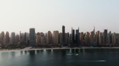 Bir kuadkopterden dikey tarama. Sahillerin ve gökdelenlerin hava görüntüleri, Dubai.