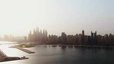 Bir kuadkopterden dikey tarama. Sahillerin ve gökdelenlerin hava görüntüleri, Dubai.