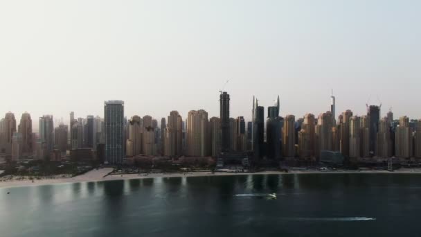 Svislé pánve z quadcopteru. Letecký snímek pláže a mrakodrapů, Dubaj. — Stock video