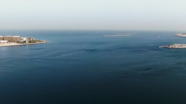 Svislé pánve z quadcopteru Perského zálivu v Dubaji, Spojené arabské — Stock video