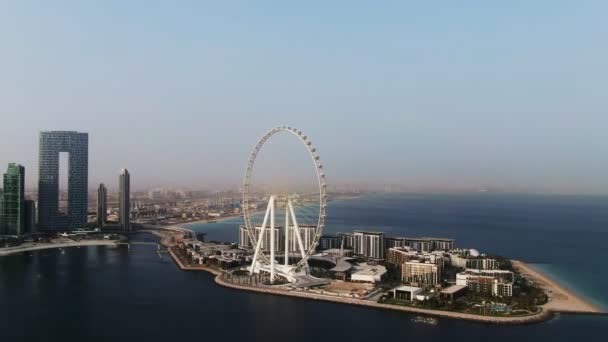 Letecký pohled na ostrov Bluewaters a kolo Ain Dubai v Dubaji, SAE — Stock video
