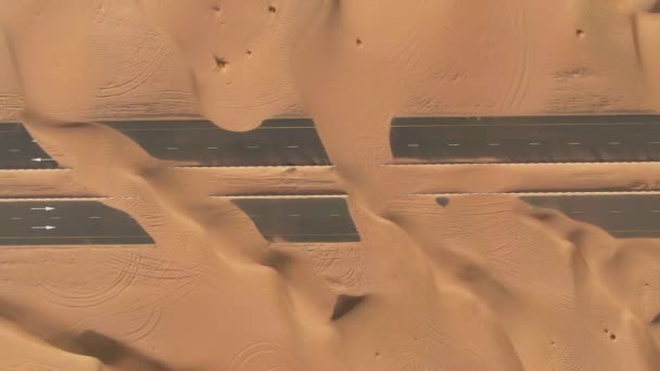 Kum tepecikleriyle kaplı çöl yolunun havadan görünüşü. Dubai, BAE. — Stok video