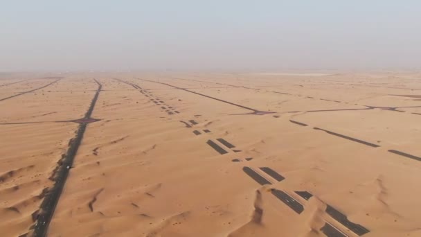 Luftaufnahme einer Wüstenstraße, die von Sanddünen begraben wurde. Dubai, VAE. — Stockvideo