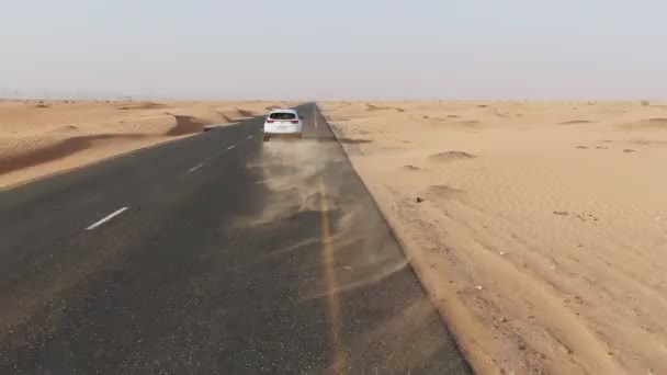 Panorama vertical de un quadcopter. Coche blanco está conduciendo por carretera en el desierto — Vídeos de Stock