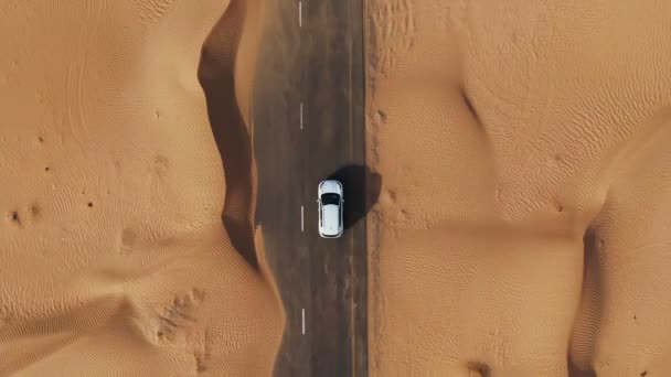 Panorama vertical de un quadcopter. Coche blanco está conduciendo por carretera en el desierto — Vídeos de Stock