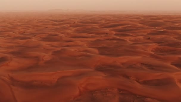 Pionowe panowanie z quadcoptera. Wydmy na pustyni w Dubaju, Zjednoczone Emiraty Arabskie — Wideo stockowe