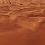 Wydmy na pustyni w Dubaju, Zjednoczone Emiraty Arabskie. Strzelanie z quadcoptera, widok z góry