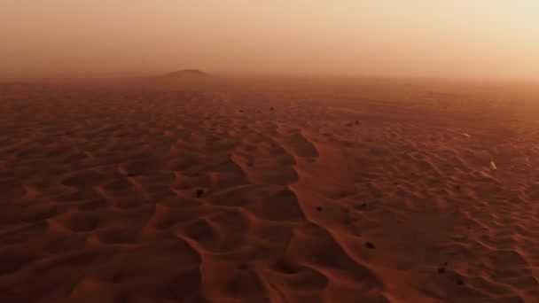 Panoramique verticale à partir d'un quadcopter. Dunes de sable dans le désert à Dubaï, Émirats arabes unis — Video