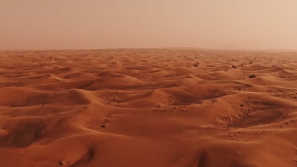 Vertikales Schwenken von einem Quadrocopter aus. Sanddünen in der Wüste in Dubai, VAE — Stockvideo