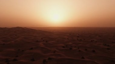 Gün batımında çöldeki kum tepeleri. Dubai, BAE. Gerçek görünüm