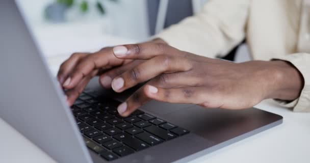 Μαύρος τύπος πληκτρολογεί αργά στα χέρια laptop από κοντά — Αρχείο Βίντεο