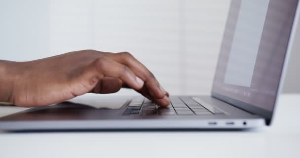 Negro chico escribiendo lentamente en portátil manos de cerca — Vídeos de Stock