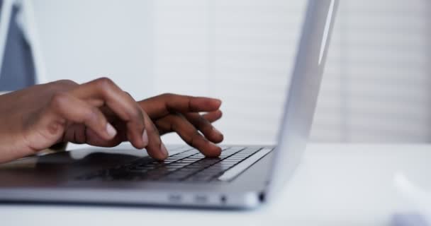 Черный парень печатает медленно на руках ноутбука закрыть — стоковое видео