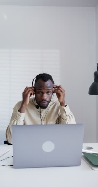 Noir guy avec porte casque avec microphone souriant regardant la caméra — Video