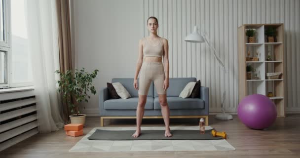 Ευρωπαϊκή κοπέλα ντυμένη με αθλητικά, κάνει ασκήσεις για να ζεστάνει το λαιμό — Αρχείο Βίντεο