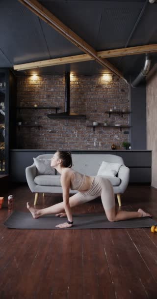 身穿运动服的欧洲女孩在体操垫子上伸展身体 — 图库视频影像