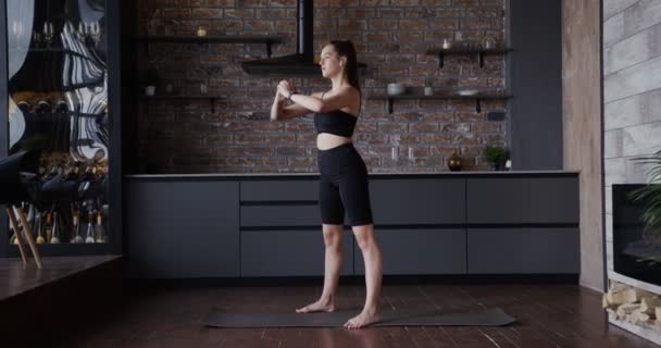 Fille européenne vêtue de vêtements de sport faire squats — Video