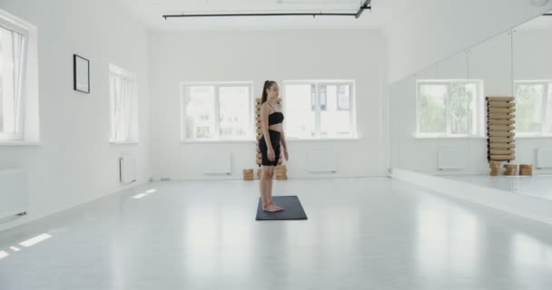 Spor kıyafeti giymiş Avrupalı bir kız spor salonunda jimnastik yapıyor. — Stok video