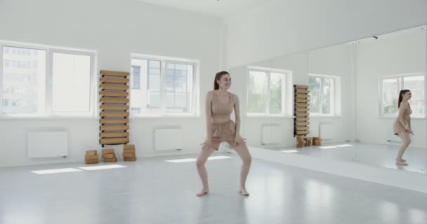 Europäisches Mädchen in Sportkleidung tanzt rhythmisch in einem Gymnastikraum — Stockvideo