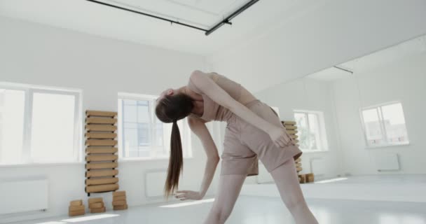 Ragazza europea in abbigliamento sportivo fare balletto ritmico affonda — Video Stock