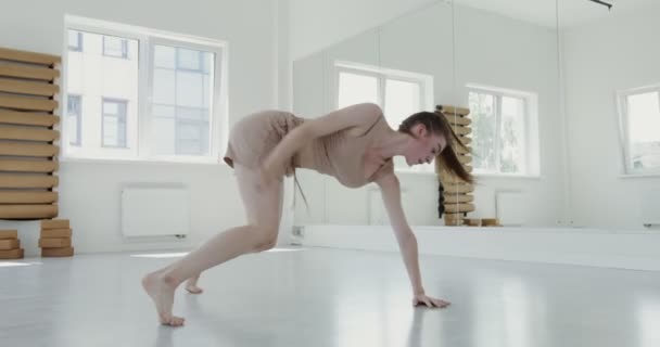 Europäerin in Sportkleidung macht rhythmische Ballettsprünge — Stockvideo