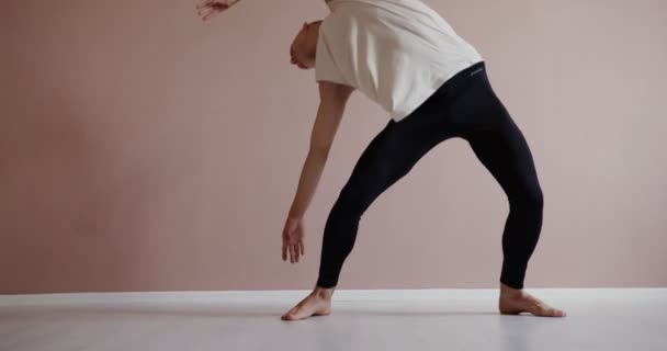 Bonito homem europeu dança balé — Vídeo de Stock