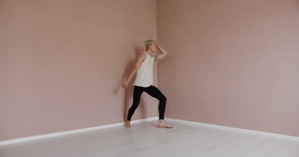 Guapo europeo bailando ballet — Vídeos de Stock