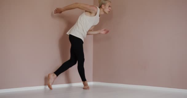 英俊的欧洲男子跳芭蕾舞 — 图库视频影像
