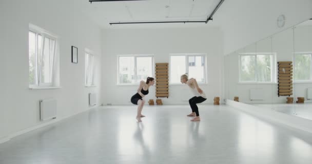 Um cara e uma garota de aparência europeia dançando juntos — Vídeo de Stock