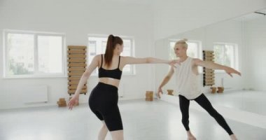 Bir adam ve Avrupalı bir kız birlikte dans ediyorlar.