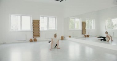 Yakışıklı Avrupalı adam bale yapıyor.