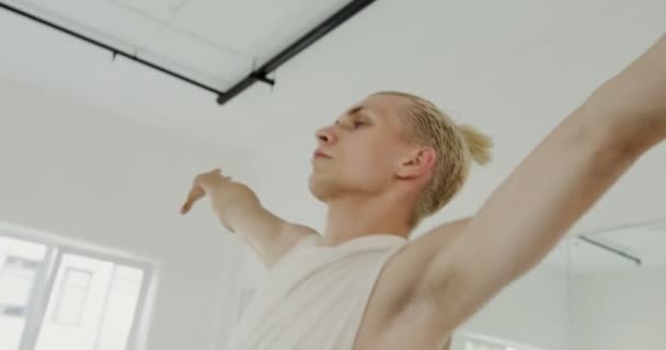 Yakışıklı Avrupalı adam bale yapıyor. — Stok video