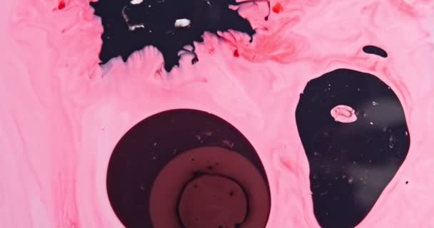 A drop of dark paint drips into the water and spreads — Stock Video