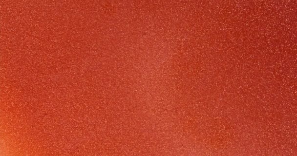 Το κόκκινο αστραφτερό νερό ρέει αργά σε όμορφα αφηρημένα μοτίβα — Αρχείο Βίντεο
