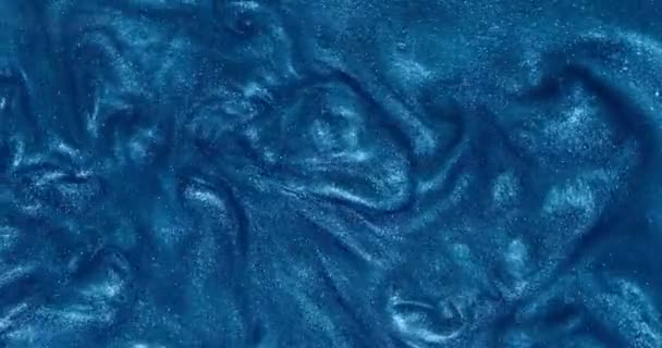 Το μπλε αστραφτερό νερό ρέει αργά σε όμορφα αφηρημένα μοτίβα — Αρχείο Βίντεο