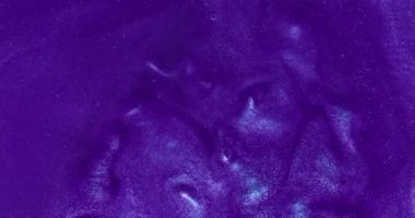 Boya yayılıyor, soyut renkler kıvrılıyor. Görseller için organik arkaplan