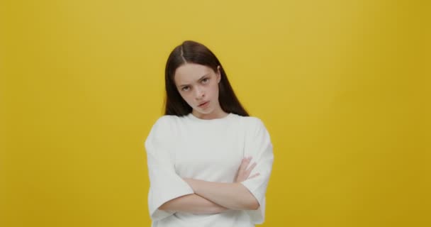 Europese jonge vrouw kijkt in de camera boos, boos en beledigd — Stockvideo