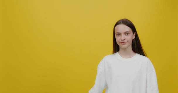 Fiatal nő mutatja, hogy egy üres háttér a kezek örömmel és mosollyal — Stock videók