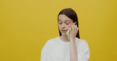 Avrupalı kadın görüntüsü, kızgın ve kafası karışık, cep telefonuyla son buluyor.